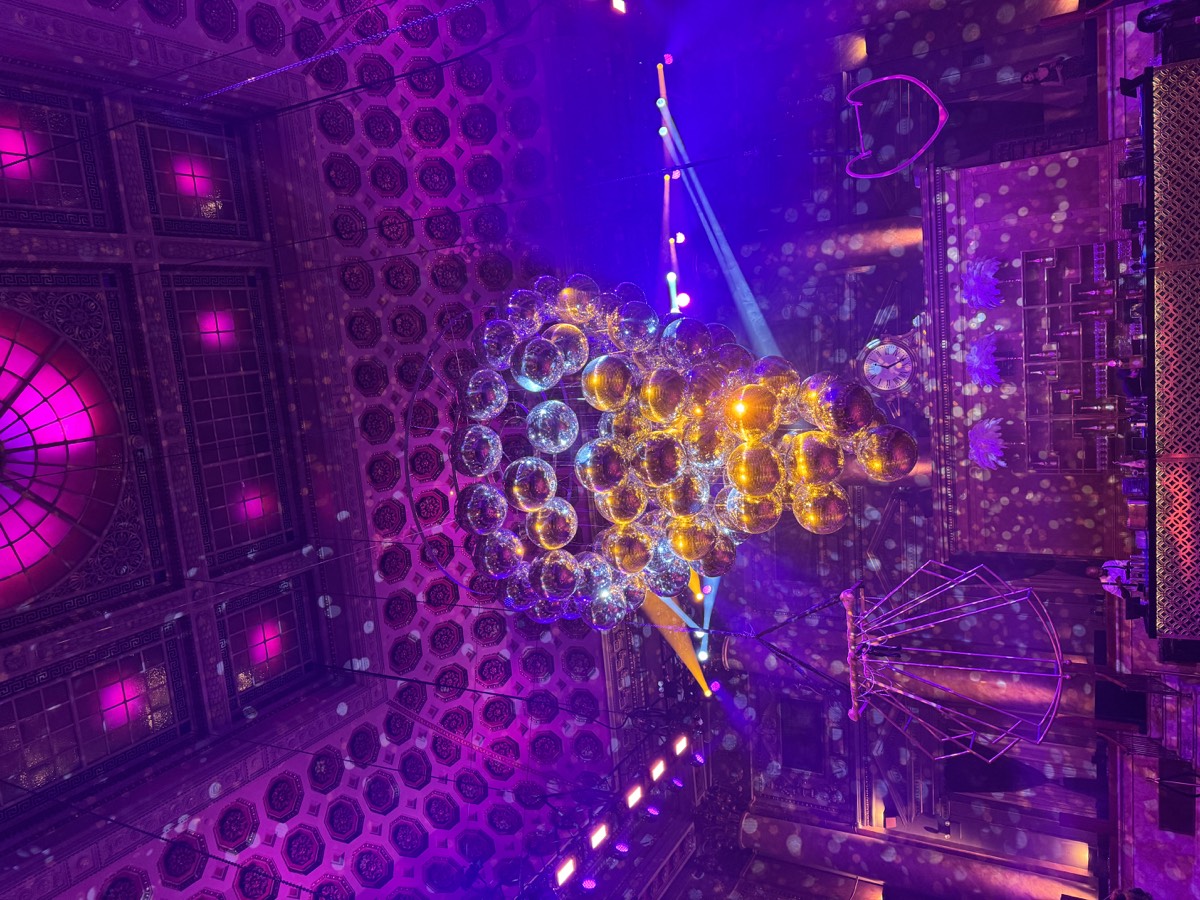 Gala live — audience seated, LED wall, full lighting